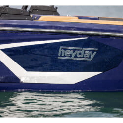 bateau de plaisance haut de gamme en approche ,vue cote, venet de bateau a marina smir