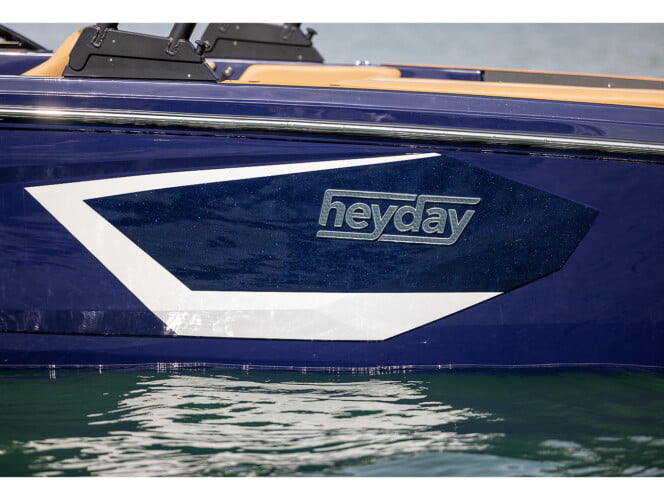 bateau de plaisance haut de gamme en approche ,vue cote, venet de bateau a marina smir