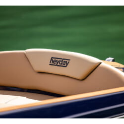 bateau de plaisance haut de gamme en approche ,vue proue, venet de bateau a marina smir