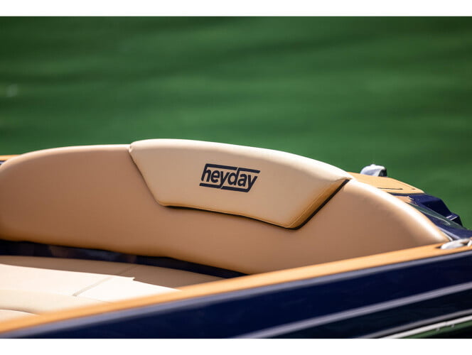 bateau de plaisance haut de gamme en approche ,vue proue, venet de bateau a marina smir