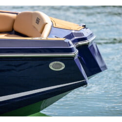 Bateau de plaisance de luxe en approche, vue frontale sur l’eau calme à Marina Smir – Nautic Wave Service