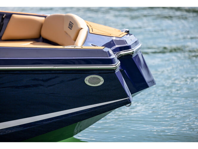 Bateau de plaisance de luxe en approche, vue frontale sur l’eau calme à Marina Smir – Nautic Wave Service