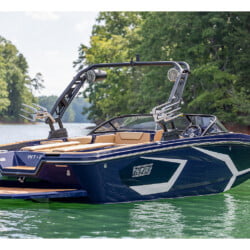 Arrière d’un bateau de plaisance avec coin détente, vue sur l’eau à Marina Smir – Nautic Wave Service